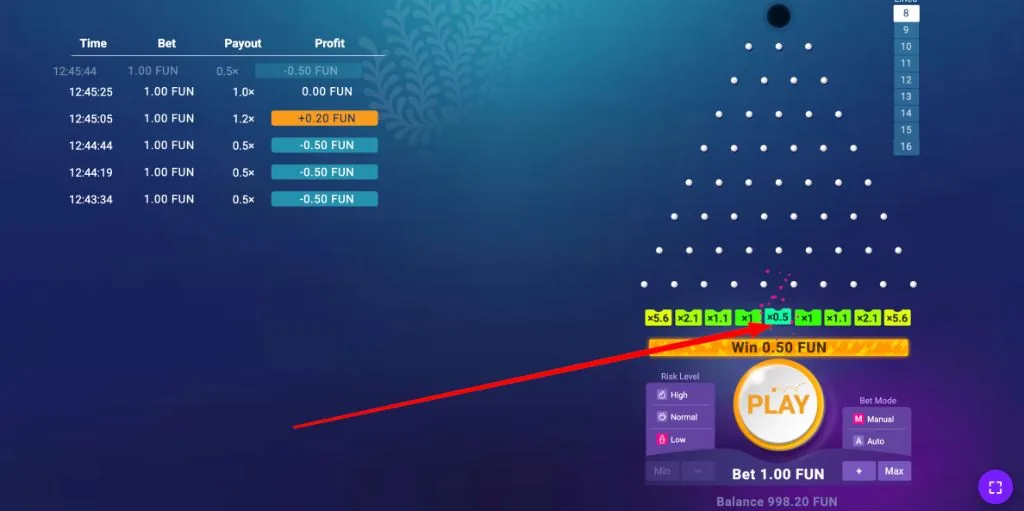 Выигрыш в Плинко на деньги: шарик попал в ячейку x0.5, табло показывает Win 0.50 FUN